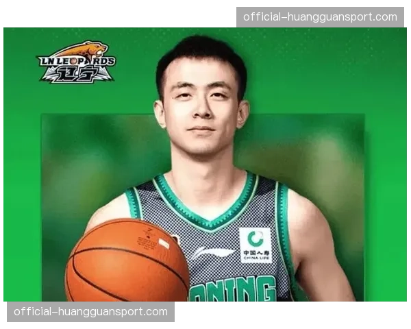 特写：赵继伟终场前抢断上篮锁定胜局后，与杨鸣击掌相庆