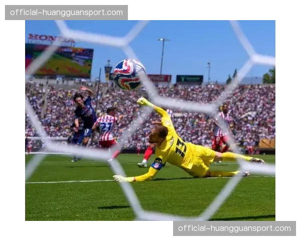 镜头:看到球队坚持后场传导,看台部分马竞球迷发出嘘声 镜头:看到球队坚持后场传导,看台部分马竞球迷发出嘘声