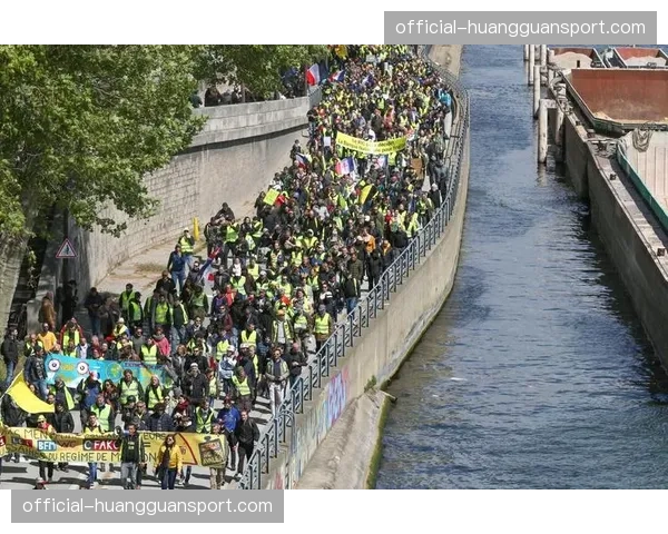法国警方在王子公园球场外使用催泪瓦斯驱散闹事球迷 法国警方在王子公园球场外使用催泪瓦斯驱散闹事球迷